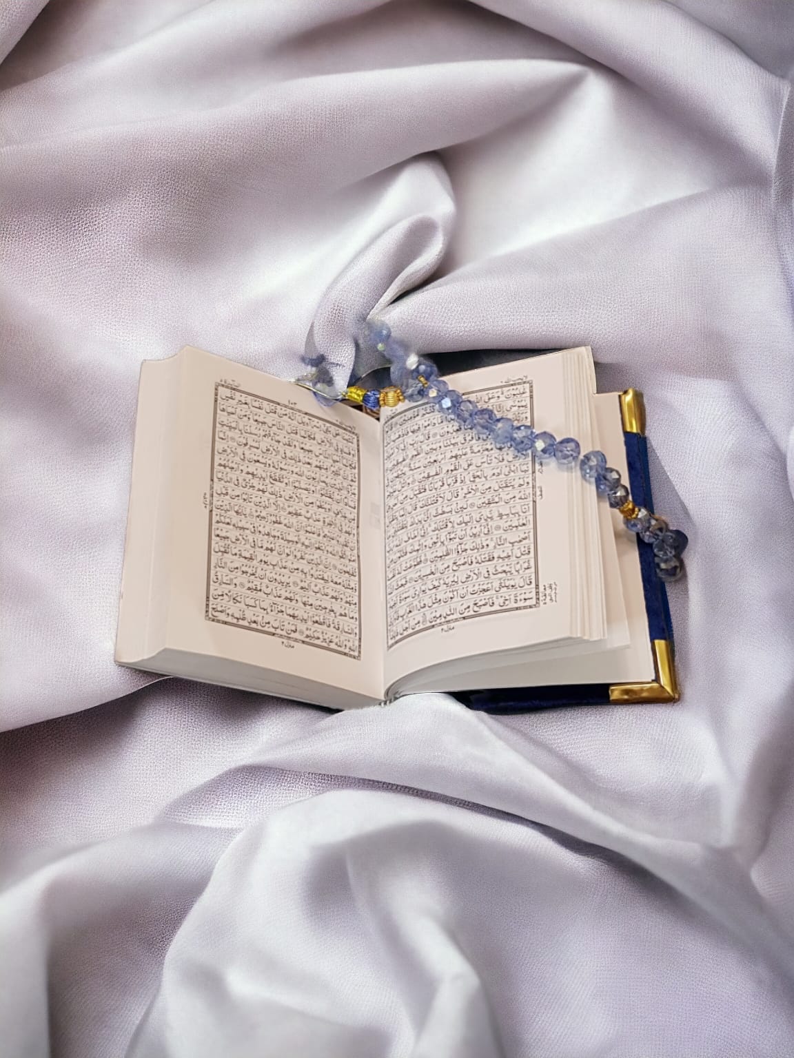 Elegent Design Customazied Acrylic Box Complete Set wiith velvet Quran and beats Tasbeeh